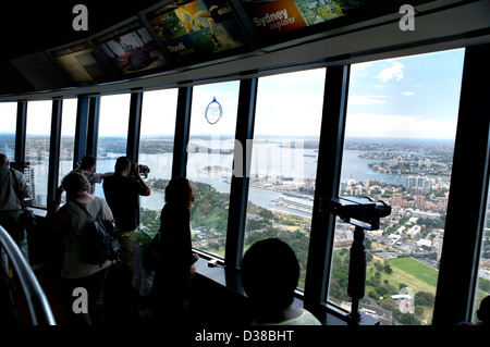 Skyline di Sydney dalla Torre di Sydney's Observation Deck, OzTrek e Skywalk Foto Stock