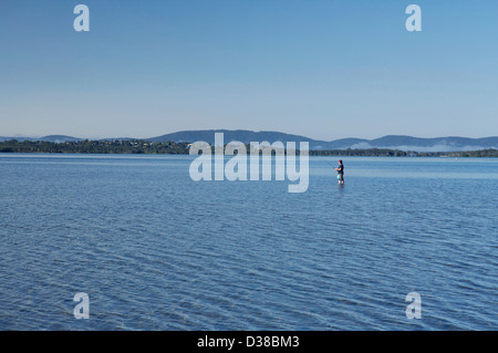 Pescatore solitario in acqua Foto Stock