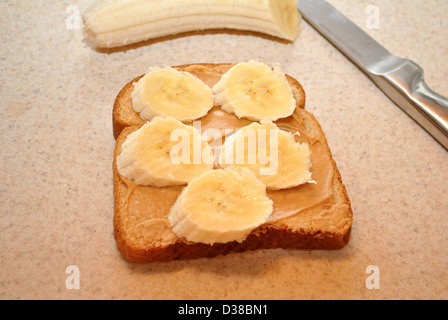 Banana su Peanutbutter Toast Foto Stock