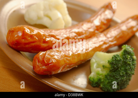 Salsicce con broccoli e cavolfiore . close up . Profondità di campo Foto Stock