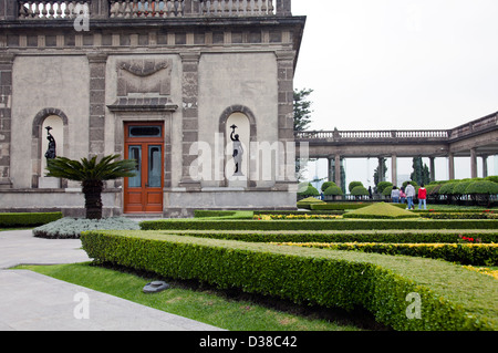 Fondo della torre in giardini paesaggistici in cima il Castello di Chapultepec - Città del Messico DF Foto Stock