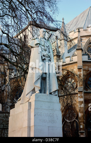 Re Giorgio V statua fuori Abbazia di Westminster London Foto Stock