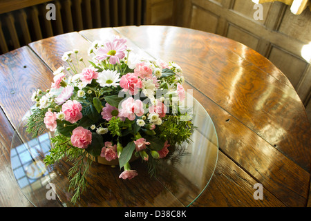 Un bel bouquet di fiori su un tavolo. Foto Stock