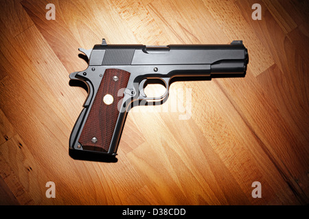 Semi-automatico M1911 Mark IV Serie 80 .45 pistola calibro sul tavolo di legno. Foto Stock