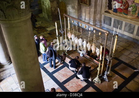 Gerusalemme, Israele. Il 13 febbraio 2013. Devoti cristiani inchinarsi davanti alla pietra della unzione, noto anche come la pietra dell'unzione, dove il corpo di Cristo si ritiene fosse stata prevista in preparazione per la sepoltura dopo essere stato rimosso dal crocifisso. Gerusalemme, Israele. 13-Feb-2013. Christian pellegrini affollano la chiesa del Santo Sepolcro il Mercoledì delle Ceneri, il primo giorno di Quaresima, 46 giorni prima di Pasqua. La Chiesa del Santo Sepolcro conserva i momenti più importanti della morte e della risurrezione di Gesù Cristo. Creidt: Nir Alon / Alamy Live News Foto Stock