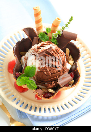Cioccolato gelato alla vaniglia servito nel cestello di cialda Foto Stock