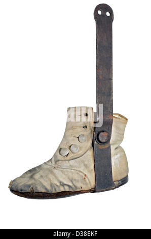 Un panno scarpe per bambini con il piede il dispositivo di raddrizzatura attaccato. Questo è stato usato nel 1900. Foto Stock