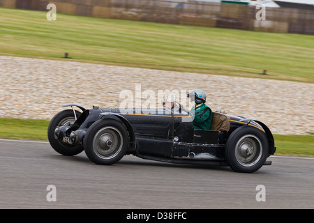 1934 Bugatti 59 con driver Hubert Fabri durante il Trofeo Brooklands gara al 2012 Goodwood, Sussex, Regno Unito. Foto Stock