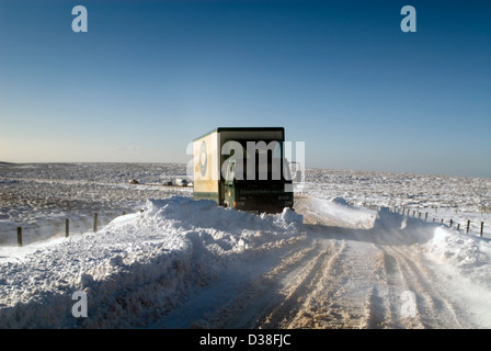 Carrello arenati nella neve, snake pass A57 Derbyshire, maltempo, Storm, interrompere, trasporti, Foto Stock