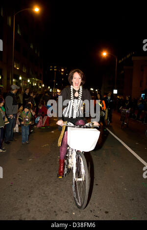 Febbraio 13, 2013 - Arlington, Virginia, Stati Uniti d'America - Clarendon Mardi Gras Parade (credito Immagine: © Dasha Rosato) Foto Stock