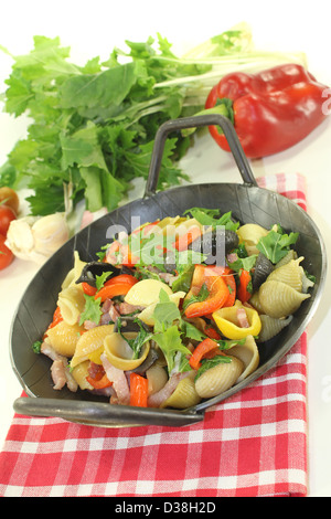 Pentola per la pasta con il peperone, cime di rapa, strisce di prosciutto, pomodori e aglio Foto Stock