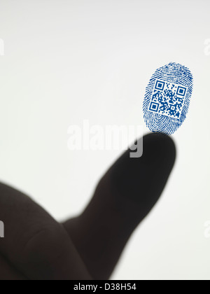 Dito lasciando il codice QR di impronte digitali Foto Stock