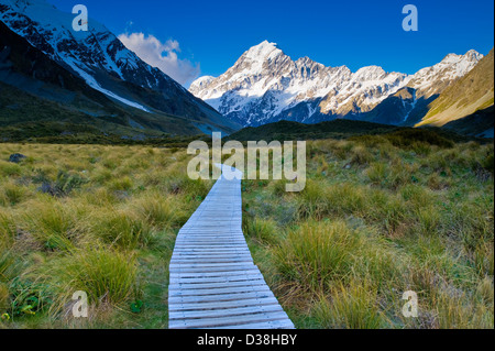 Passerella in legno nel paesaggio rurale Foto Stock