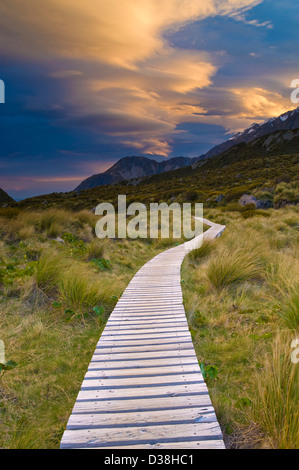 Passerella in legno nel paesaggio rurale Foto Stock