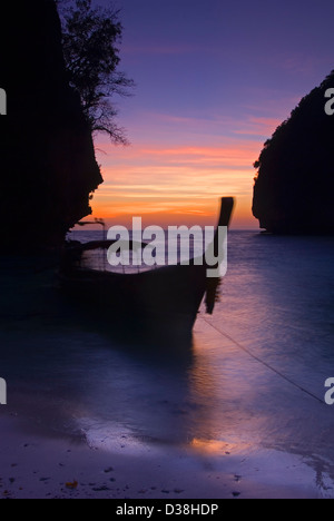 Vista offuscata della barca sulla spiaggia Foto Stock