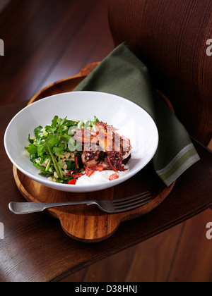 Piastra di gamberi con orzo tabulé Foto Stock