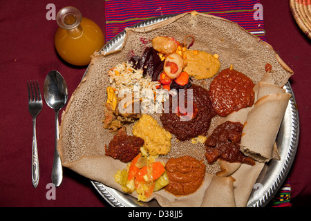 Tipico cibo Etiope, quattro sorelle Ristorante, Gondar, Etiopia Foto Stock