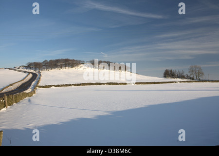 Neve e neve derive dei Pennines , West Yorkshire nei pressi di Leeds Foto Stock