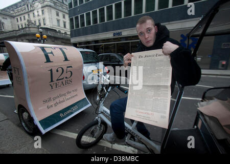 Londra, Regno Unito. Il 13 febbraio 2013. Un giornale fornitore su un rickshaw contiene una copia della prima edizione del Financial Times ha pubblicato il 13 febbraio 1888. Il Financial Times celebra il suo centoventicinquesimo anniversario con una edizione speciale. Amer Ghazzal / Alamy Live News Foto Stock