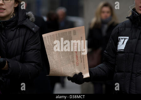 Londra, Regno Unito. Il 13 febbraio 2013. Un giornale fornitore distribuisce copie gratuite del primo Financial Times nella città di Londra il quartiere finanziario. Il Financial Times è stato pubblicato per la prima volta il 13 febbraio 1888 e celebra il suo centoventicinquesimo anniversario con una edizione speciale. Amer Ghazzal / Alamy Live News Foto Stock