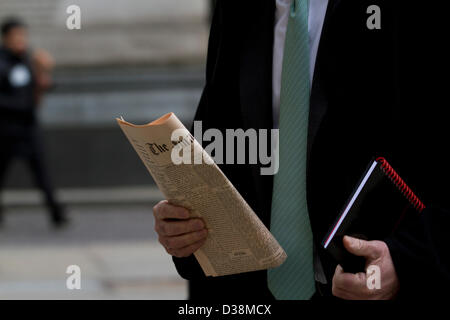 Londra, Regno Unito. Il 13 febbraio 2013. Il Financial Times celebra il suo centoventicinquesimo anniversario con una edizione speciale. Amer Ghazzal / Alamy Live News Foto Stock