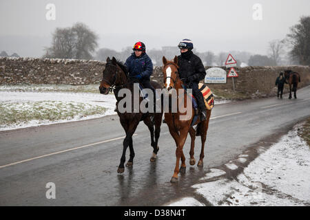 North Yorkshire mercoledì 13 febbraio, 2013. In inverno le condizioni di Blizzard su Middleham alta Moor come fantini esercizio di cavalli da corsa da Middleham, Wensleydale, REGNO UNITO Foto Stock