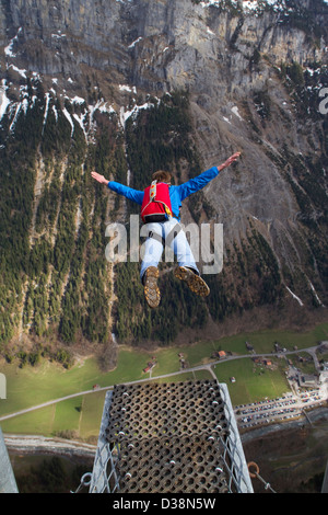 L uomo lo skydiving nel paesaggio rurale Foto Stock