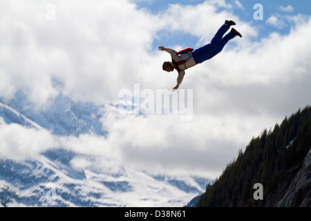 L uomo lo skydiving nel paesaggio rurale Foto Stock