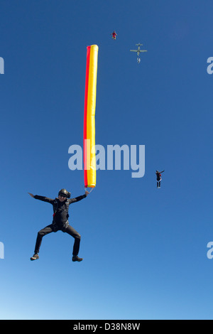 Donna con skydiving parachute Foto Stock