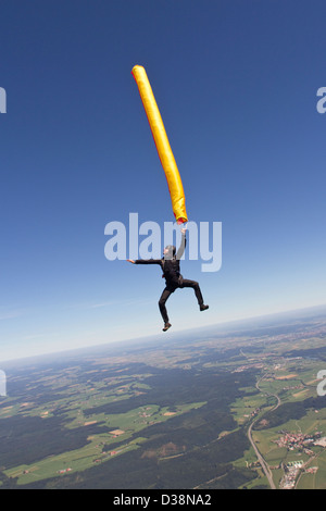 Donna con skydiving parachute Foto Stock