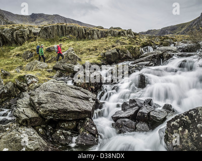 Giovane escursioni nel paesaggio roccioso Foto Stock