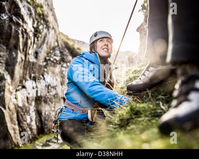 Scalatore di ridimensionamento in scala ripida roccia Foto Stock