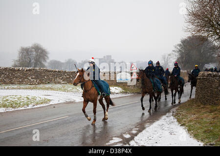 North Yorkshire mercoledì 13 febbraio, 2013. In inverno le condizioni di Blizzard su Middleham alta Moor come fantini esercizio di cavalli da corsa da Middleham, Wensleydale, REGNO UNITO Foto Stock