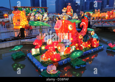 Il fiume Hongbao al galleggiante in manira Bay è anche uno dei punti salienti del nuovo anno cinese festeggiamenti in Singapore. Foto Stock