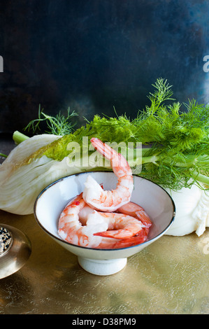 Ciotola di gamberi e erbe aromatiche Foto Stock