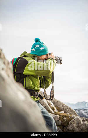 Escursionista fotografare nel paesaggio rurale Foto Stock