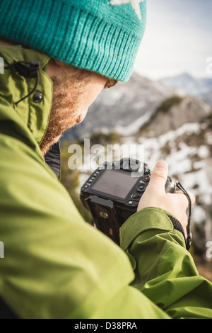 Escursionista fotografare nel paesaggio rurale Foto Stock