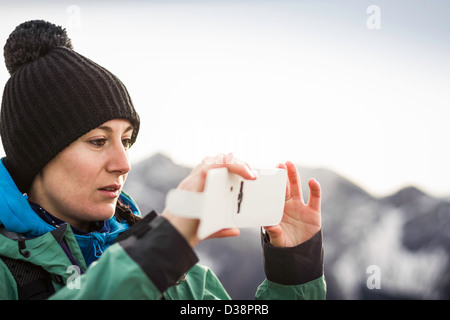 Escursionista fotografare nel paesaggio rurale Foto Stock