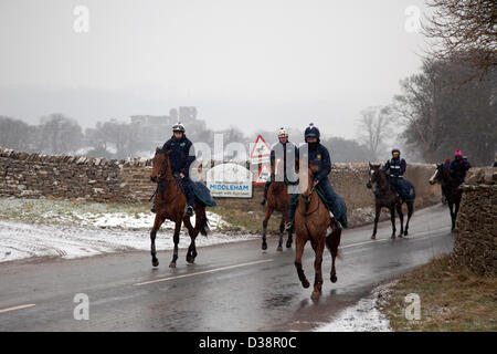 North Yorkshire mercoledì 13 febbraio, 2013. In inverno le condizioni di Blizzard su Middleham alta Moor come fantini esercizio di cavalli da corsa da Middleham, Wensleydale, REGNO UNITO Foto Stock