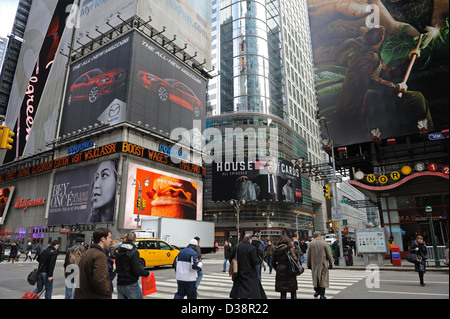 Pedoni che attraversano la Settima Avenue a 42nd Street nel centro di Manhattan. Febbraio 12, 2013 Foto Stock