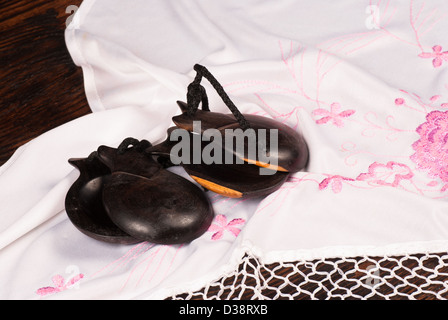 Nacchere su fatti a mano scialle ricamato, un flamenco still life Foto Stock