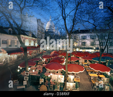 FR - PARIS: Place du Tertre di notte Foto Stock