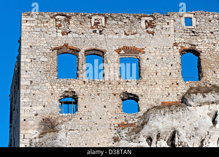 I resti delle mura della rovina del castello medievale in Ogrodzieniec, Polonia Foto Stock