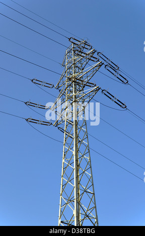 Alta tensione linea elettrica di alimentazione pilone sul cielo blu Foto Stock