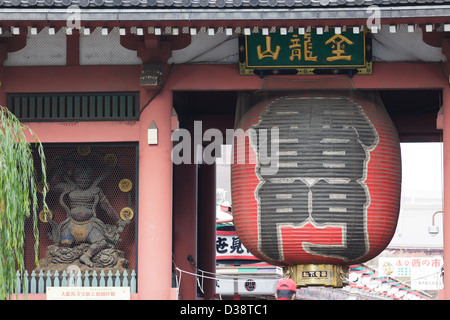 La grande lanterna presso il Tempio di Senso-ji cancello di ingresso, Tokyo, Giappone Foto Stock