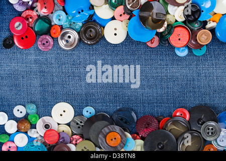 Closeup diversi pulsanti con jeans blu spazio copia Foto Stock