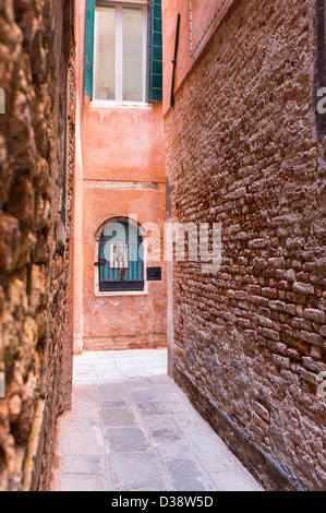 Stretto vicoletto a Venezia Italia Foto Stock