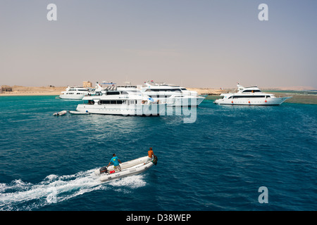 Barche immersioni a Marsa Tahir Bay, Mar Rosso, Egitto Foto Stock