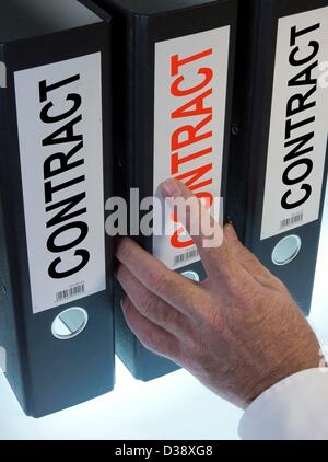 Immagine simbolo,mano che puntano a una cartella di file denominata contratto Foto Stock