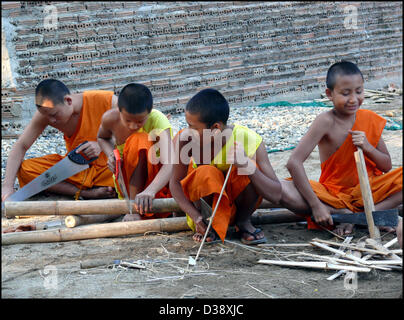 I giovani monaci per il lavoro di restauro dei monumenti del Wat Phra Singh tempio in Chiang Mai nel nord della Thailandia?? Foto Stock